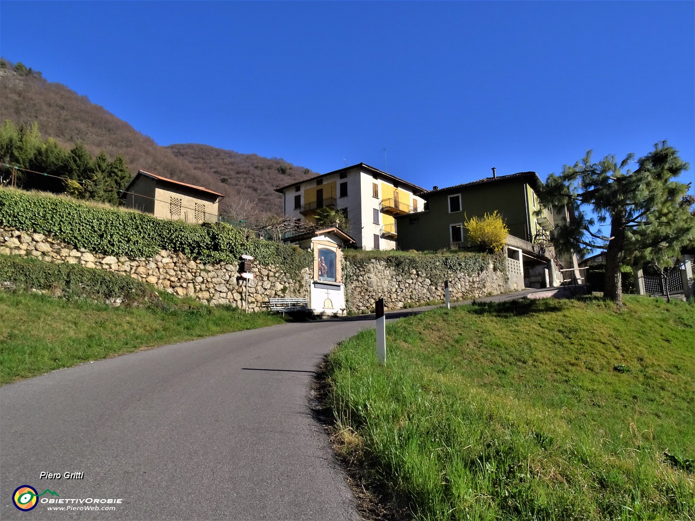 03 Partenza da Pregaroldi (725 m) di Bracca-parcheggio ingresso frazione.JPG